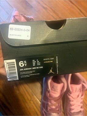 Jordan Air Jordan 1 Mid SE Kids Sneakers in Pink